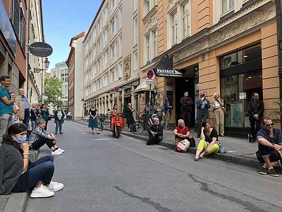 Blaue Kreideherzen jeweils in 1,5 ;eter Abstand markieren die Steh- oder Sitzplätze am Straßenrand vor dem Hofspielhaus in der Falkenturmstraße (©Foto: Martin Schmitz)